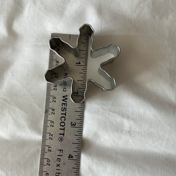 Wilton snowflake cookie cutters- set of 4 - Picture 5 of 5